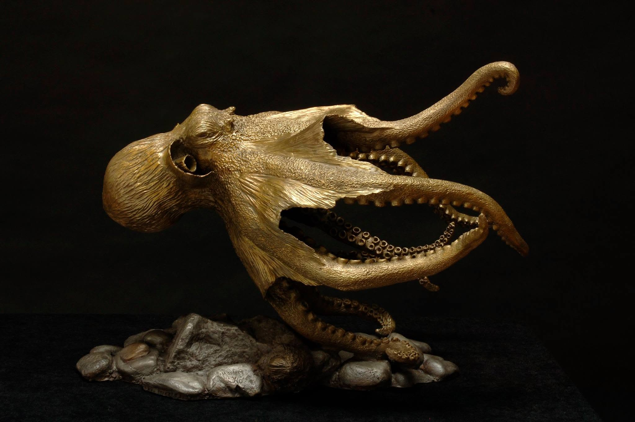 Long Swimming Octopus-sculpture