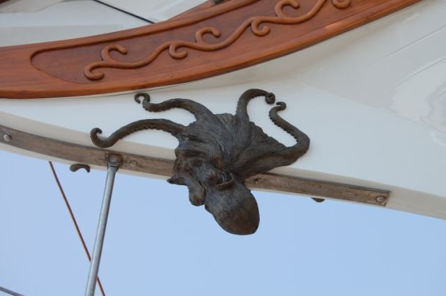 Octopus Bow Piece Sculpture-sculpture